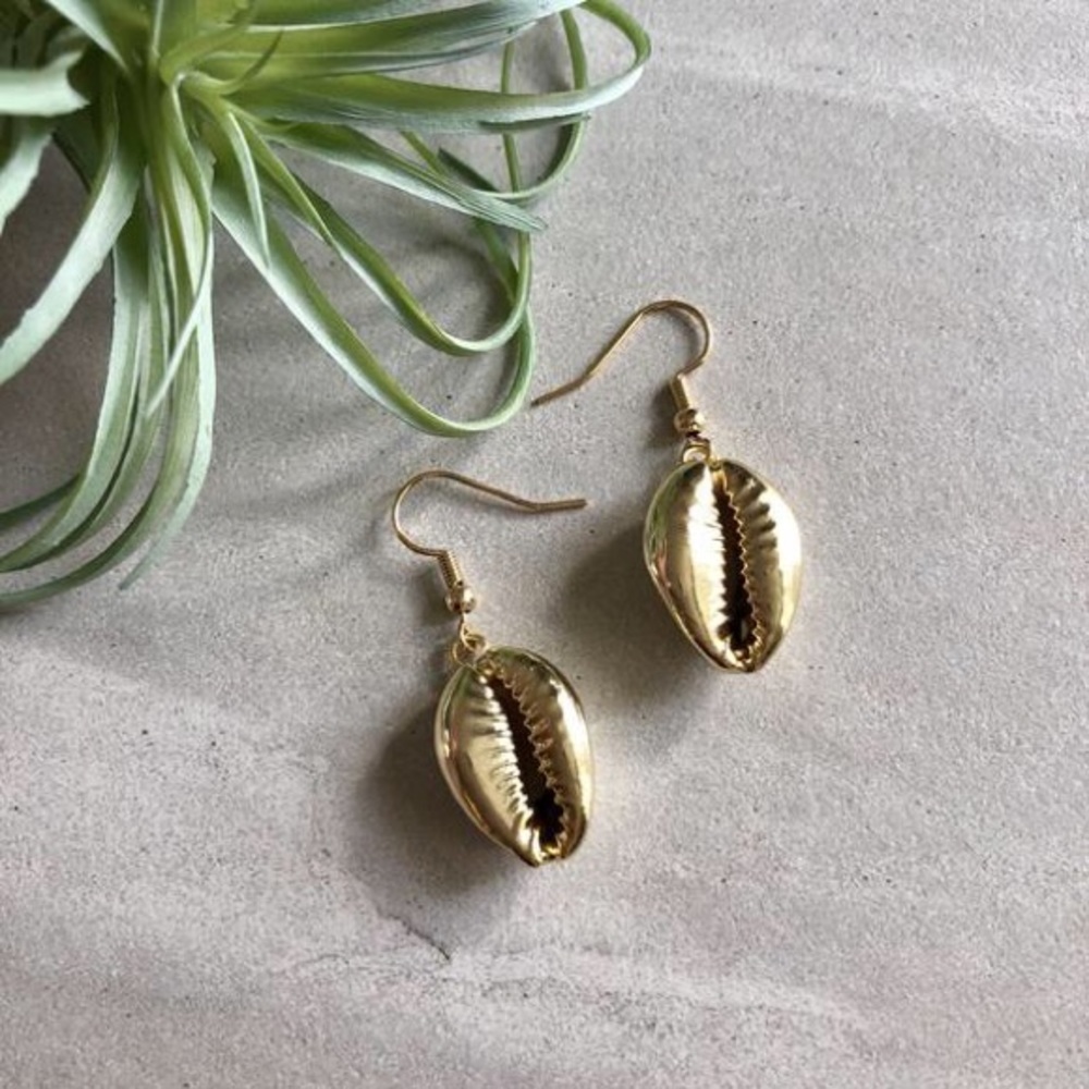 RESTOCKED IN NEW LISTING Cowrie Earrings - Picture 5 of 5